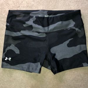 Under Armor fitted camo workout shorts Small